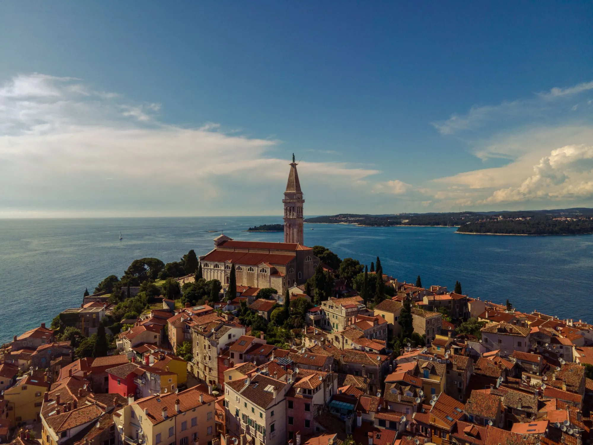 Rovinj iz zraka — stari grad s crkvom sv. Eufemije okružen Jadranskim morem